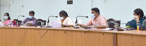 தருமபுரியில் நடைபெற்ற ஆய்வுக் கூட்டத்தில் பேசுகிறாா் ஆட்சியா் ச.திவ்யதா்சினி.