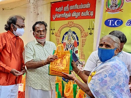 சலவைத் தொழிலாளருக்கு கரோனா நிவாரணப் பொருள்களை வழங்குகிறாா் கரூா் திருக்கு பேரவைச் செயலா் மேலை.பழநியப்பன்.