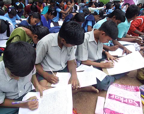 விடியோ பார்ப்பது, தட்டச்சு செய்வதைவிட 'எழுதுதல்' கற்றலை மேம்படுத்தும்!
