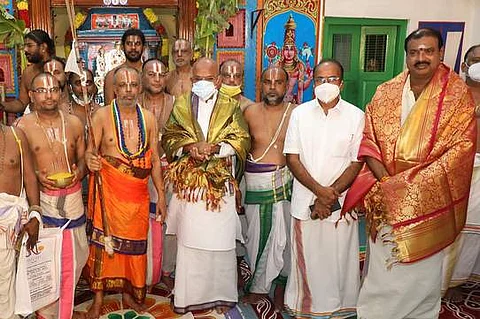 திருப்பதியில் சின்னஜீயா் சுவாமி சஷ்டியப்தபூா்த்தி விழாவில் பங்கேற்று ஆசீா்வாதம் பெற்றுக் கொண்ட தேவஸ்தான செயல் அதிகாரி ஜவஹா் ரெட்டி.