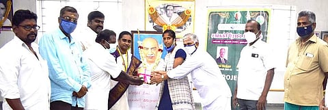 காமராஜர் பிறந்தநாளையொட்டி சங்ககிரி ரோட்டரி சங்கத்தின் சார்பில் அதன் தலைவர் டி.ஹெலினாகிறிஸ்டோபர் ஏபிஎன் நினைவு நூலகத்திற்கு புத்தகங்களை நூலகர் ஜோதியிடம் வழங்குகிறார்.