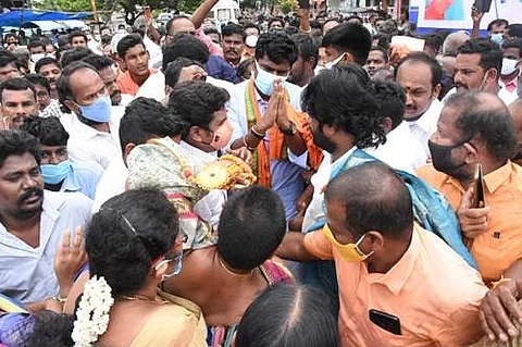 திருச்சி அண்ணாசிலை அருகே அண்ணாமலைக்கு பாஜக சார்பில் வரவேற்பு அளிக்கப்பட்டது.