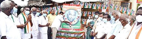 சங்ககிரி பழைய பேருந்து நிலையம் அருகே மலர்களால் அலங்கரித்து வைக்கப்பட்டிருந்த காமராஜர் உருவப்படத்திற்கு மலர்தூவி மரியாதை செலுத்துகிறார் சேலம் மேற்கு மாவட்டத்தலைவர் சி. எஸ். ஜெய்க்குமார்.