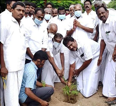 சங்ககிரி எம்எல்ஏ அலுவலகம் முன்பு மரக்கன்றினை வெள்ளிக்கிழமை நட்டு வைக்கிறார் சங்ககிரி சட்டப்பேரவை உறுப்பினர் எஸ்.சுந்தரராஜன்.