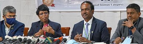 ‘மதிய உணவுத் திட்டத்தில் உலா் வாழைப்பழம் வழங்க வேண்டும்’