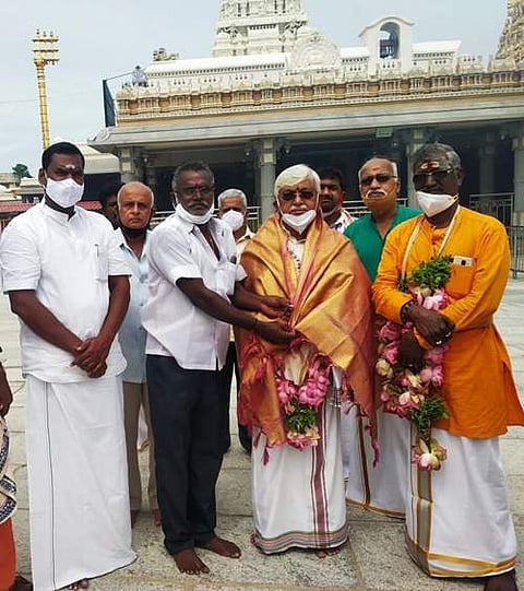 சபரிமலை ஐயப்ப சேவா சமாஜத்தின் அகில இந்திய தலைவர் டி.பி.சேகரை வரவேற்ற காஞ்சிபுரம் மாவட்ட தலைவர் வி.ஜீவானந்தம்.