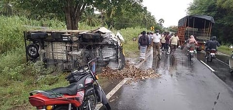 பிரேக் பிடிக்காமல் நிகழ்ந்த சாலை விபத்தில் இருசக்கர வாகனத்தில் வந்த விவசாயி கார்த்திக் உயிரிழந்தார்.
