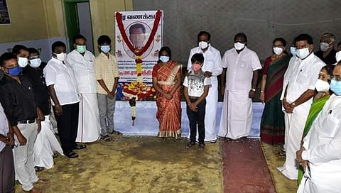 கரோனாவில் மறைந்த பத்திரிகையாளர் ராஜேந்திரன் உருவப் படத்தினை திறந்து வைத்து நினைவஞ்சலி செலுத்திய தமிழக வீட்டு வசதித்துறை அமைச்சா் சு.முத்துசாமி.