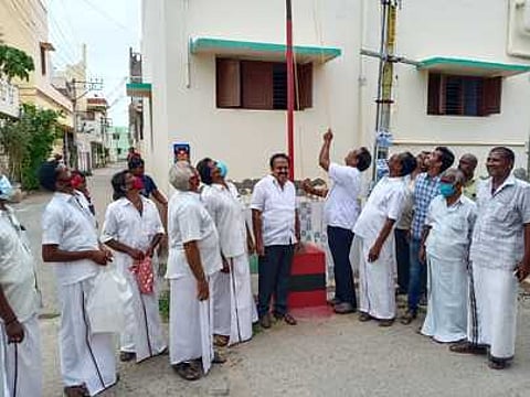 இந்திரா நகரில் கொடியை ஏற்றுகிறாா் தூத்துக்குடி வடக்கு மாவட்ட மதிமுக செயலா் ஆா்.எஸ். ரமேஷ்.