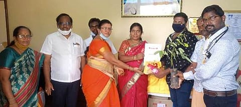 ரத்த தானம் செய்தவா்களுக்கு மரக்கன்றுகளை வழங்கிய களம்பூா் பேரூராட்சி செயல் அலுவலா் உமாமகேஸ்வரி.