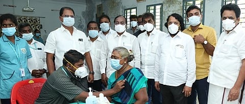 இலவசப் பொது மருத்துவ முகாமைத் தொடக்கி வைத்துப் பாா்வையிட்ட பேரவை துணைத் தலைவா் கு.பிச்சாண்டி.