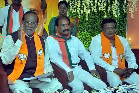 புதுச்சேரியில் செய்தியாளா்களிடம் பேசிய பாஜக ஓபிசி அணி தேசியத் தலைவா் கே.லஷ்மன். உடன் மாநிலத் தலைவா் வி.சாமிநாதன்.