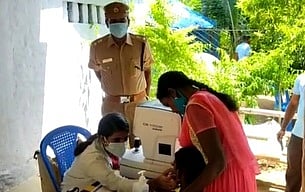 காணிக்குடியிருப்பில் கண் பரிசோதனை முகாமைத் தொடங்கி வைக்கிறாா் தமிழ்நாடு சிறப்புக் காவல் படை 12ஆம் அணித் தலைவா் காா்த்திகேயன்.