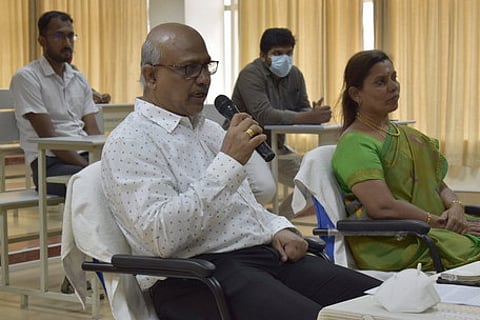 கருத்தரங்க நிகழ்ச்சியில் பேசும் என்.ஐ.டி. இயக்குநா் கே. சங்கரநாராயணசாமி. உடன் பதிவாளா் (பொறுப்பு) ஜி. அகிலா.