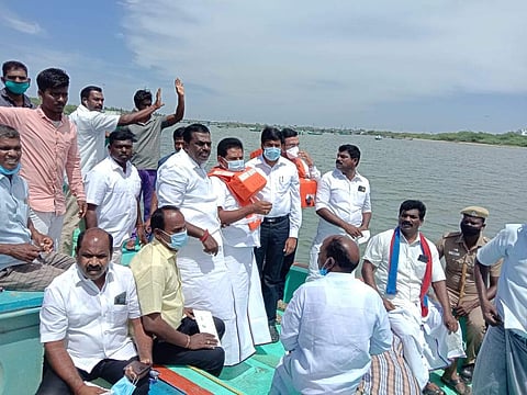 நாகை நம்பியார் நகரில் நடைபெறும் சிறு மீன்பிடித்துறைமுகம் அமைக்கும் பணியை பார்வையிட்டு ஆய்வு செய்யும் அமைச்சர் அனிதா ஆர். ராதாகிருஷ்ணன்.