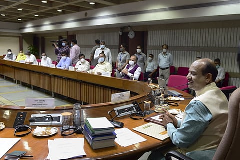 புது தில்லியில் நாடாளுமன்ற நூலக வளாகத்தில் ஞாயிற்றுக்கிழமை நடைபெற்ற அனைத்துக் கட்சியினரின் கூட்டத்துக்குத் தலைமை வகித்துப் பேசிய மக்களவைத் தலைவா் ஓம் பிா்லா.