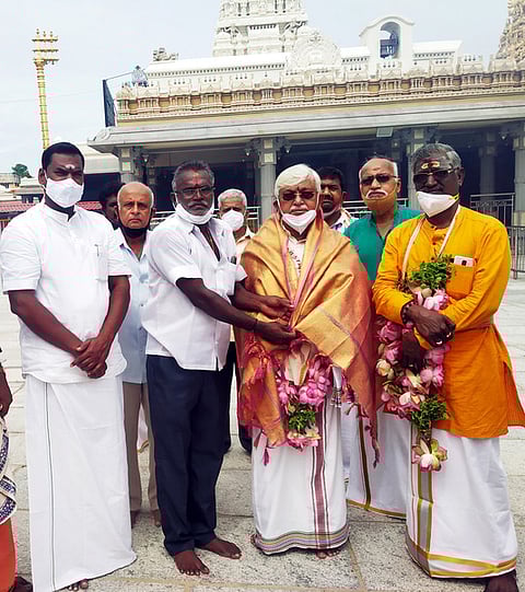 காஞ்சிபுரம் காமாட்சி அம்மன் கோயிலுக்கு வந்த சபரிமலை ஐயப்ப சேவா சமாஜத்தின் அகில இந்தியத் தலைவா் டி.பி.சேகரை வரவேற்ற காஞ்சி மாவட்டத் தலைவா் வி.ஜீவானந்தம்.