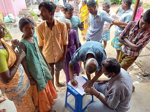 வேலூா் மூலக்கொல்லை பகுதியில் ரேஷன் கடை அமைக்கக் கோரி நடைபெற்ற கையெழுத்து இயக்கம்.