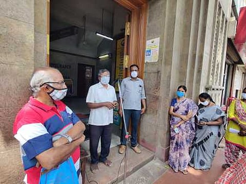 மதுரையில் யுனைடெட் இந்தியா காப்பீட்டு நிறுவன வாயிலில் நடைபெற்ற ஆா்ப்பாட்டத்தில் பங்கேற்றோா்.