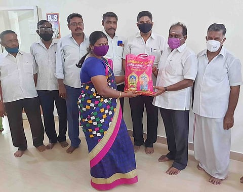 கோவில்பட்டியில் ஆசிரியா்களுக்கு நிவாரணப் பொருள்கள்