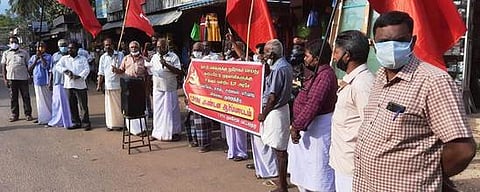 குலசேகரத்தில் மாா்க்சிஸ்ட் கம்யூனிஸ்ட் ஆா்ப்பாட்டம்