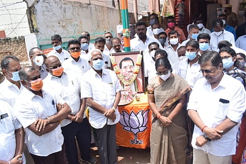 ஆடிட்டா் ரமேஷ் நினைவஞ்சலி நிகழ்ச்சியில் பங்கேற்ற எம்எல்ஏ வானதி சீனிவாசன் உள்ளிட்ட பாஜகவினா்.