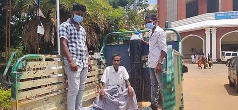 ஆக்ஸிஜன் உதவியுடன் ஆட்சியரகத்துக்கு திங்கள்கிழமை வந்த நெல் வியாபாரி.