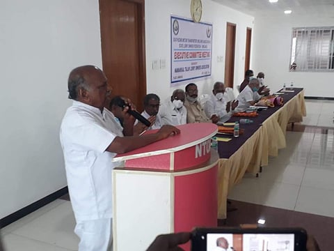 நாமக்கல்லில் நடைபெற்ற மாநில லாரி உரிமையாளர்கள் சம்மேளன ஆலோசனைக் கூட்டத்தில் பேசும் தென்னிந்திய சரக்கு போக்குவரத்து வாகன உரிமையாளர்கள் நலச்சங்க பொதுச் செயலாளர் ஜி. ஆர். சண்முகப்பா.