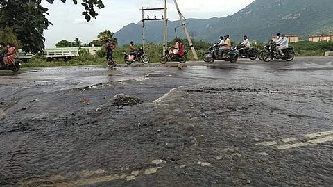 மேட்டூரில் கூட்டு குடிநீர் திட்ட குழாயில் உடைப்பு ஏற்பட்டு சாலையில் ஆறாக பெருக்கெடுத்து ஓடும் தண்ணீர்.