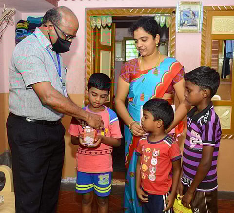 மாணவர்களுக்கு உண்டியல்களை வழங்கி, அவர்களின் கற்றல் திறனுக்குத் தக்க பெற்ற ஸ்டார்களுக்கு தக்க காசுகளை உண்டியலில் போடும் தலைமை ஆசிரியர் ஜெயக்குமார் ஞானராஜ்.