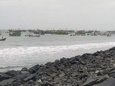 சுருக்குமடி வலைக்கு எதிர்ப்பு தெரிவித்து படகுகளுடன் கருப்புக்கொடி ஏந்தி கடலில் திரண்டு போராட்டத்தில் ஈடுபட்ட புதுச்சேரி மீனவர்கள்.