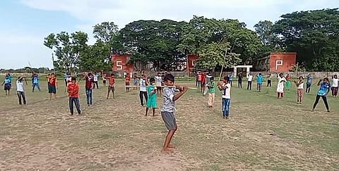 தற்காப்பு கலைகளை ஆர்வமுடன் கற்றுக்கொள்ளும் குழந்தைகள்.