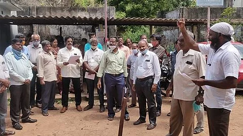 கும்மிடிப்பூண்டியில் எல்ஐசி அலுவலகம் முன்பு ஆர்ப்பாட்டத்தில் ஈடுபட்ட எல்ஐசி முகவர் மற்றும் ஊழியர் சங்கத்தினர்.