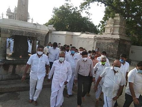 திருமுருகன்பூண்டி திருமுருகநாத சுவாமி கோயிலில் சனிக்கிழமை ஆய்வு மேற்கொள்கிறார் அமைச்சர் பி.கே.சேகர் பாபு, உடன் அமைச்சர் மு.பெ.சாமிநாதன் உள்ளிட்டோர்.