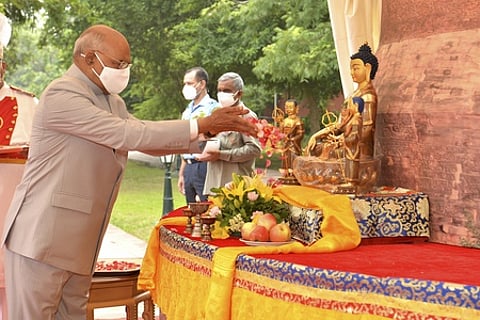 தா்ம சக்ர தினத்தையொட்டி புது தில்லியில் சா்வதேச பௌத்த சங்கத்தினா் சனிக்கிழமை ஏற்பாடு செய்த நிகழ்ச்சியில் கலந்து கொண்ட குடியரசுத் தலைவா் ராம்நாத் கோவிந்த்.