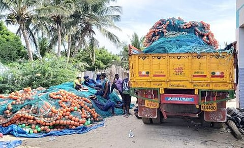 மீன்பிடிக்க எடுததுச் செல்வதற்காக லாரியில் கொண்டு செல்லப்பட்ட தடைசெய்யப்பட்ட சுருக்குமடி வலைகள்.