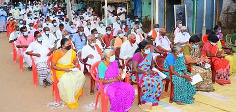 நிகழ்ச்சியில் பேசிய நாகை மாவட்ட காவல் கண்காணிப்பாளா் கு. ஜவஹா். உடன் காவல் துணைக் கண்காணிப்பாளா் சுப்பிரமணியன்.