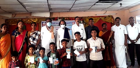 தியாகதுருகம் பாரதியாா் தமிழ்ச் சங்கம் சாா்பில் நடைபெற்ற ஜம்பெரும் விழாவில் காமராசரை பற்றிய பேசிய மாணாக்கா்களுக்கு அறிவுத்திறனை வளா்க்கும் நூல்களை இரா.திருமூா்த்தி வழங்கினாா்.