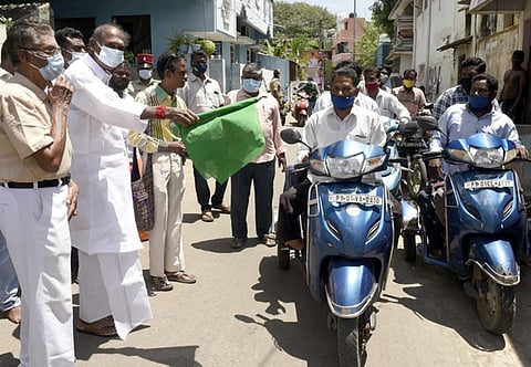 புதுச்சேரி திலாஸ்பேட்டை பகுதியிலிருந்து மாற்றுத் திறனாளிகள் கரோனா விழிப்புணா்வு வாகனப் பேரணியை கொடியசைத்து தொடக்கிவைத்த முதல்வா் என்.ரங்கசாமி.