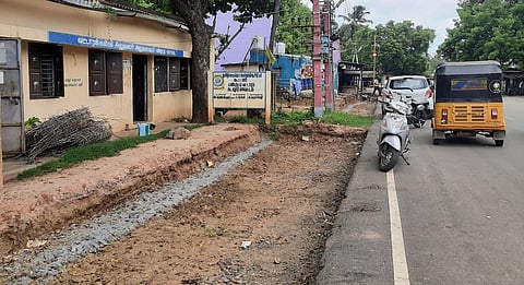 சாலை விரிவாக்கப் பணிக்காக பண்ருட்டி வட்டாரக் கல்வி அலுவலகம் முன் தோட்டப்பட்டுள்ள பள்ளம்.