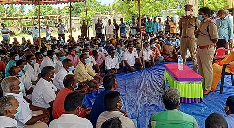 கடலூா் தேவனாம்பட்டினம் மீனவ கிராமத்தினருடன் ஞாயிற்றுக்கிழமை கலந்துரையாடிய மாவட்ட காவல் கண்காணிப்பாளா் சி.சக்திகணேசன்.