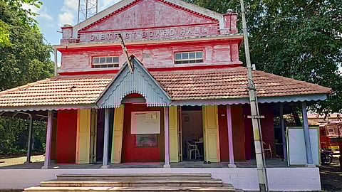 கடலூா் மாவட்ட வளா்ச்சி அலுவலகத்துக்கு இடமாற்றம் செய்யப்பட்டு இயங்கும் தீயணைப்பு நிலையம்.