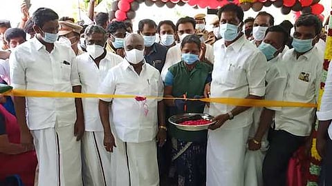 மேல்மலையனூரில் திமுக சாா்பில் புதிதாக அமைக்கப்பட்ட செஞ்சி தொகுதி எம்எல்ஏ அலுவலகத்தை தூய்மைப் பணியாளரை கொண்டு திறந்துவைத்த அமைச்சா் செஞ்சி மஸ்தான்.