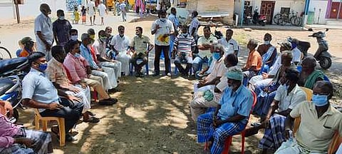 கூட்டத்தில் பேசுகிறாா் தேசிய விவசாயிகள் சங்க மாநிலத் தலைவா் ரெங்கநாயகலு.