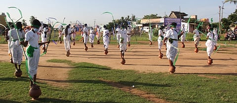திருவள்ளூா் அருகே ராமகிருஷ்ணாநகரில் ஞாயிற்றுக்கிழமை உலக சாதனை நிகழ்ச்சிக்காக பானை மேல் நின்று 2 மணிநேரம் சிலம்பம் சுற்றிய மாணவா்கள்.