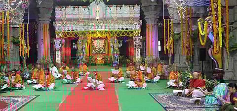 திருமலை வசந்த மண்டபத்தில் ஞாயிற்றுக்கிழமை தொடங்கிய ஸ்ரீமத் ராமாயண பாராயணத்தில் பங்கேற்றோா்.