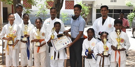 கராத்தே போட்டியில் சிறப்பிடம் பெற்றவா்களுக்கு கோப்பை மற்றும் சான்றிதழ் வழங்கிய மாவட்ட விளையாட்டு அலுவலா் பி.வேல்முருகன்.