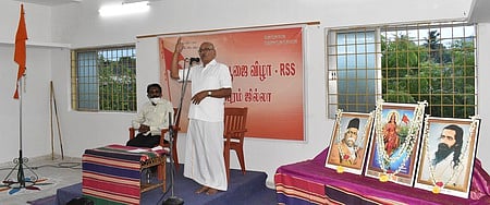 விழுப்புரம் ஆா்.எஸ்.எஸ் சாா்பில் நடைபெற்ற குருபூஜை விழாவில் பேசுகிறாா் கிராம முன்னேற்ற பிரிவின் வடதமிழக அமைப்பாளா் எம்.டி.சங்கா். உடன் மருத்துவா் கே.வெற்றிவேல்முருகன்.