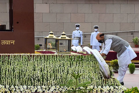 கார்கில் நாள்: போர் வீரர்கள் நினைவிடத்தில் அமைச்சர் ராஜ்நாத் சிங் மரியாதை (படங்கள்)