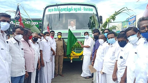 பேருந்துச் சேவையை கொடியசைத்து தொடங்கி வைக்கிறார் அந்தியூர் சட்டப்பேரவை உறுப்பினர் ஏ.ஜி.வெங்கடாசலம்.